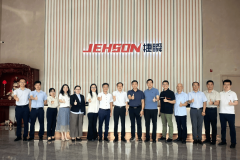 副总连系产线实景引见了企业焦点产物的手艺道