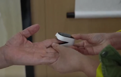 器人“小悉”成了养老办事的“新同事”